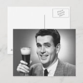 Mann mit Glas Bier im Studio B&W Postkarte (Vorne/Hinten)