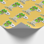 Mann mit lächelndem Froschkopf auf gelber KI Art Geschenkpapier (Ecke)