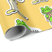 Mann mit lächelndem Froschkopf auf gelber KI Art Geschenkpapier (Rolleneckpunkt)