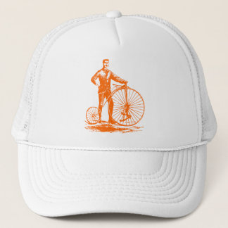 Mann mit Penny Farthing - Orange Truckerkappe