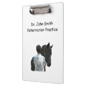 Mann mit Pferdehellwand Klemmbrett (Links)