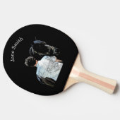 Mann mit Pferdeschlittenpingpaddel Tischtennis Schläger (Seitenansicht)