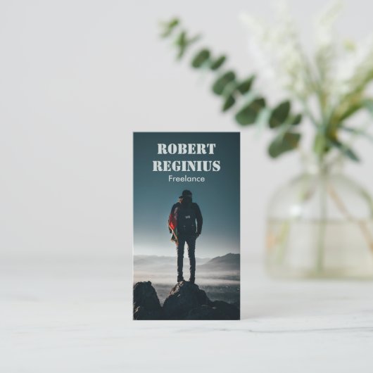 Mann mit Rucksack stehend Visitenkarte (Stehend Vorderseite)