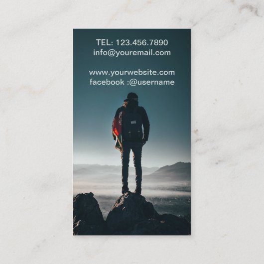 Mann mit Rucksack stehend Visitenkarte (Rückseite)