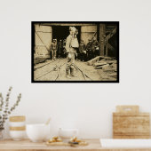 Mann mit Sauerstoffhelm in einem Kohlebergwerk Poster (Küche)