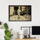 Mann mit Sauerstoffhelm in einem Kohlebergwerk Poster (Heimbüro)