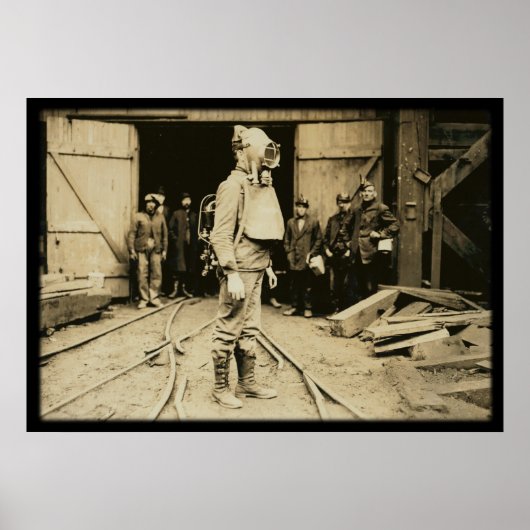 Mann mit Sauerstoffhelm in einem Kohlebergwerk Poster (Vorne)