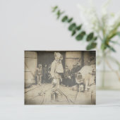 Mann mit Sauerstoffhelm in einem Kohlebergwerk Postkarte (Stehend Vorderseite)