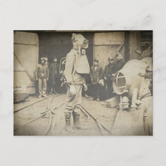 Mann mit Sauerstoffhelm in einem Kohlebergwerk Postkarte (Vorderseite)