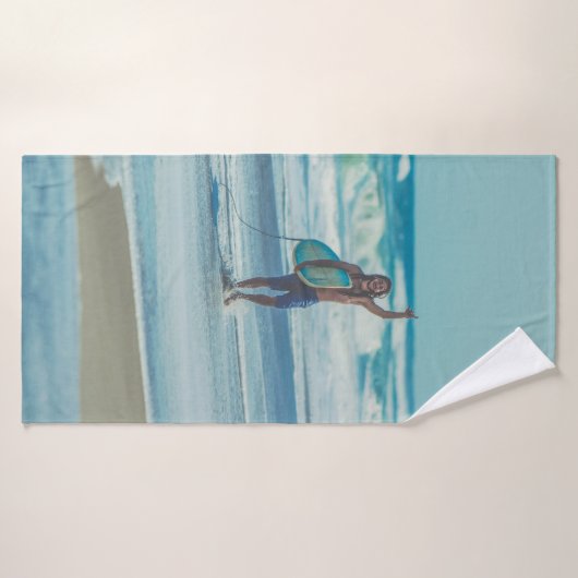 Mann mit Surfbrett am Strand Badehandtuch (Badehandtuch)