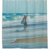 Mann mit Surfbrett am Strand Duschvorhang (Vorderseite)