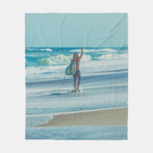 Mann mit Surfbrett am Strand Fleecedecke