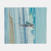 Mann mit Surfbrett am Strand Fleecedecke (Vorderseite (Horizontal))