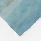 Mann mit Surfbrett am Strand Fleecedecke (Ecke)