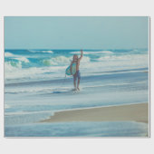 Mann mit Surfbrett am Strand Geschenkpapier (Flach)