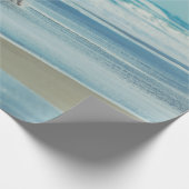 Mann mit Surfbrett am Strand Geschenkpapier (Ecke)