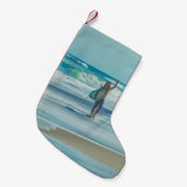 Mann mit Surfbrett am Strand Kleiner Weihnachtsstrumpf (Vorderansicht (hängend))