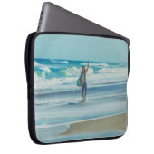 Mann mit Surfbrett am Strand Laptopschutzhülle (Vorne Rechts)