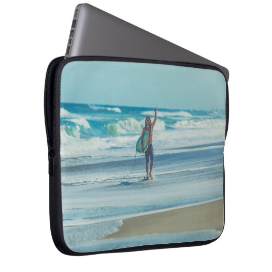 Mann mit Surfbrett am Strand Laptopschutzhülle (Vorne Rechts)