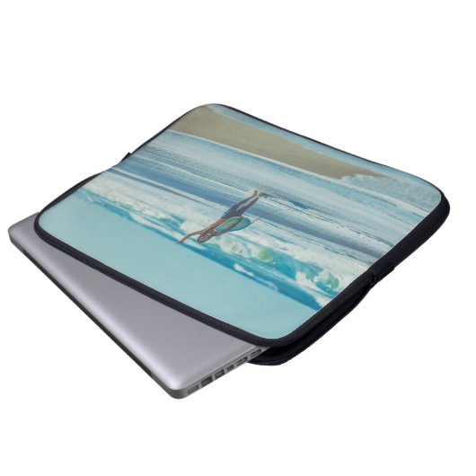 Mann mit Surfbrett am Strand Laptopschutzhülle (Vorne Knopf)