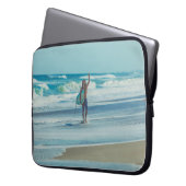 Mann mit Surfbrett am Strand Laptopschutzhülle (Vorderseite Links)