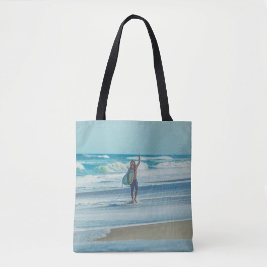 Mann mit Surfbrett am Strand Tasche (Vorderseite)