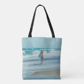 Mann mit Surfbrett am Strand Tasche (Rückseite)