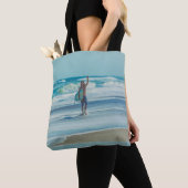 Mann mit Surfbrett am Strand Tasche (Von Nahem)