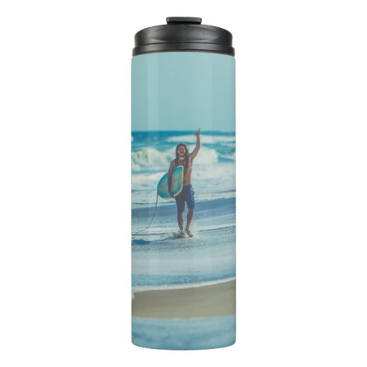 Mann mit Surfbrett am Strand Thermosbecher (Vorderseite)