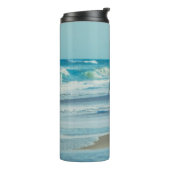 Mann mit Surfbrett am Strand Thermosbecher (Nach links gedreht)