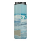 Mann mit Surfbrett am Strand Thermosbecher (Rückseite)
