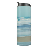 Mann mit Surfbrett am Strand Thermosbecher (Nach rechts gedreht)