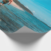 Mann mit Surfbrett im Wasserkörper Geschenkpapier (Ecke)