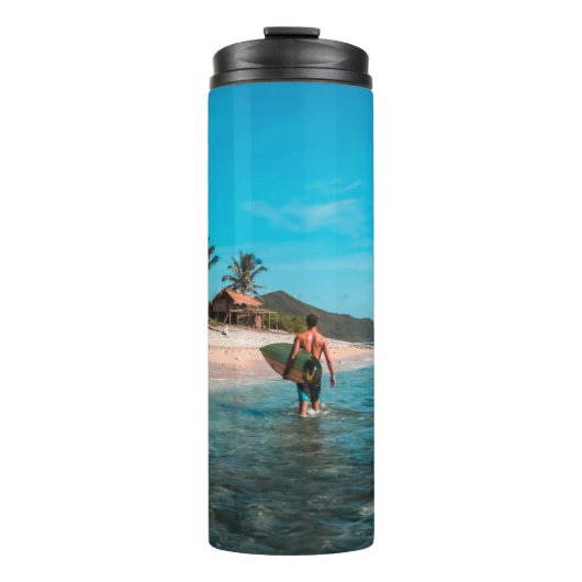 Mann mit Surfbrett im Wasserkörper Thermosbecher (Vorderseite)