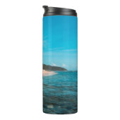 Mann mit Surfbrett im Wasserkörper Thermosbecher (Nach rechts gedreht)