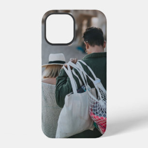 Mann mit weißen Taschen iPhone 12 Hülle