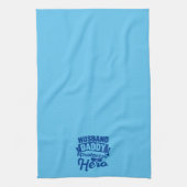 Mann. Papa. Beschützer. Held. Geschirrtuch (Vertikal)