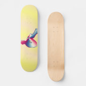 Mann posiert Skateboard (Vorderseite)
