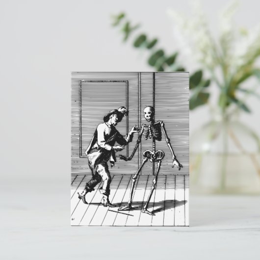Mann schlägt einem Skelett vor Postkarte (Stehend Vorderseite)