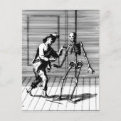 Mann schlägt einem Skelett vor Postkarte (Vorderseite)