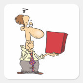 Mann sieht sich eine Kiste an Quadratischer Aufkleber (Vorderseite)