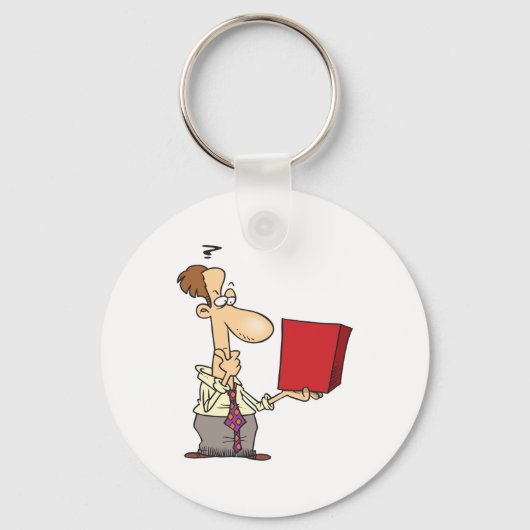 Mann sieht sich eine Kiste an Schlüsselanhänger (Vorderseite)