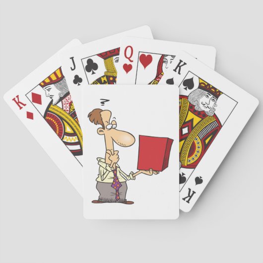 Mann sieht sich eine Kiste an Spielkarten (Rückseite)