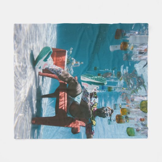 Mann sitzt auf Stuhl unter Wasser mit schwimmendem Fleecedecke (Vorderseite (Horizontal))