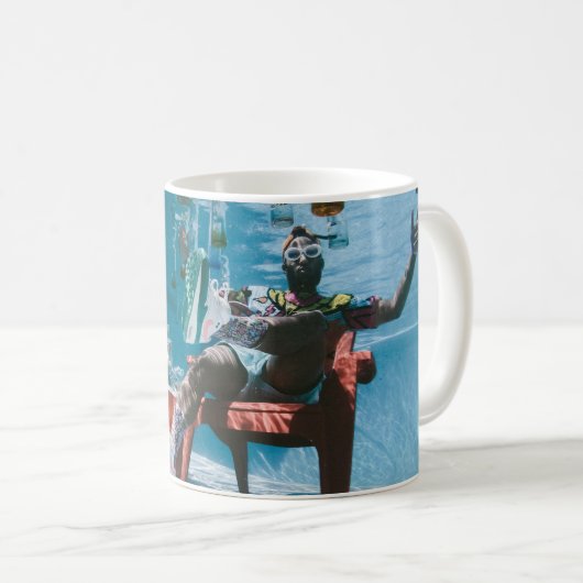Mann sitzt auf Stuhl unter Wasser mit schwimmendem Kaffeetasse (VorderseiteRechts)