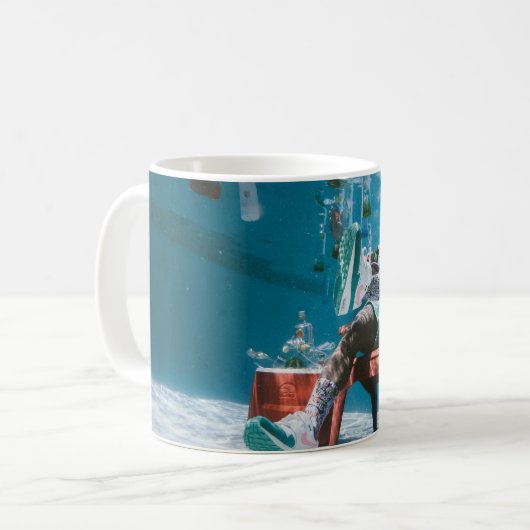 Mann sitzt auf Stuhl unter Wasser mit schwimmendem Kaffeetasse (Vorderseite Links)