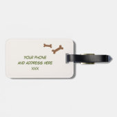 Mann Spazierengehen mit einem lustigen spielerisch Gepäckanhänger (Rückseite horizontal)