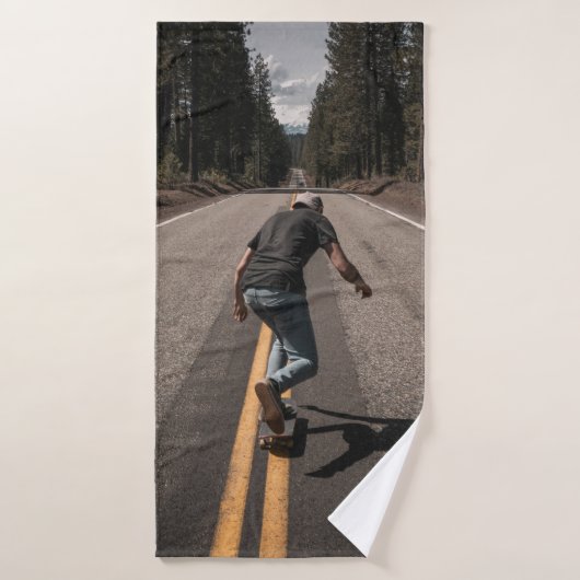 Mann spielt morgens Skateboard auf der Straße Badehandtuch (Badehandtuch)