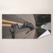 Mann spielt morgens Skateboard auf der Straße Badehandtuch (Badehandtuch)