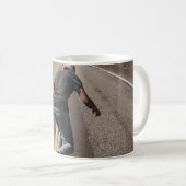 Mann spielt morgens Skateboard auf der Straße Kaffeetasse (VorderseiteRechts)